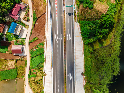 乡村高速公路俯视