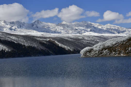 雪山湖泊