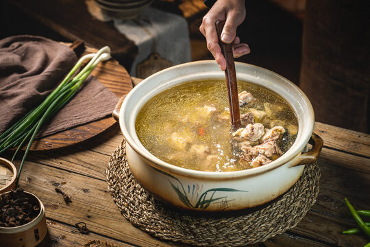 老家传统砂锅炖老母鸡