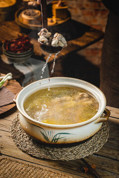 老家传统砂锅炖老母鸡