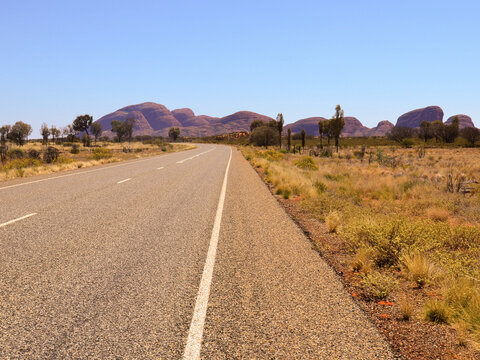 卡塔丘塔巨石旁的沙漠公路