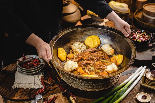 东北铁锅炖柴火鸡地锅鸡