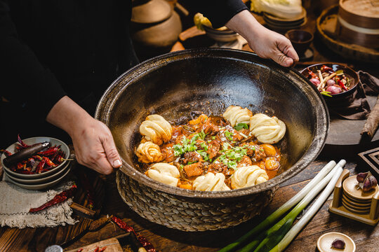 东北铁锅炖柴火鸡地锅鸡