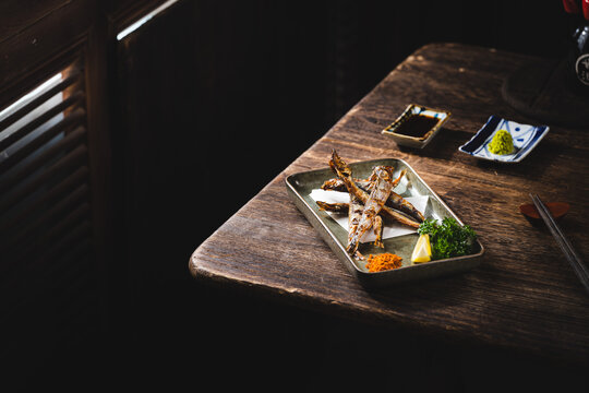 日本小木屋里的料理香煎多春鱼