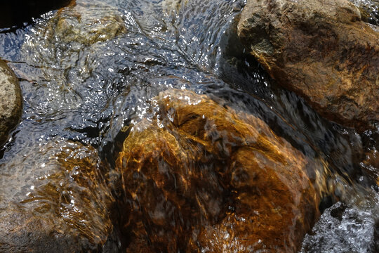 溪水从石头上流过