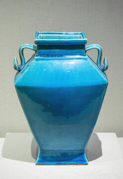 明代蓝釉蟠螭瓷瓶