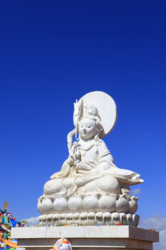 茶卡盐湖的盐神穆瑶洛桑玛雕像