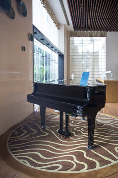 酒店大厅钢琴
