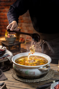 农家老餐桌上砂锅菌菇鸡汤