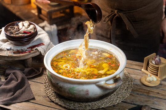 农家老餐桌上砂锅菌菇鸡汤