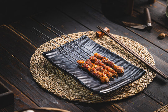 农家窗边餐桌碳烤羊肉串