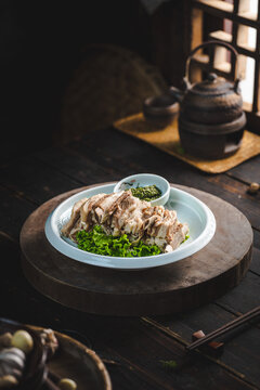農(nóng)家窗邊餐桌上手抓羊排