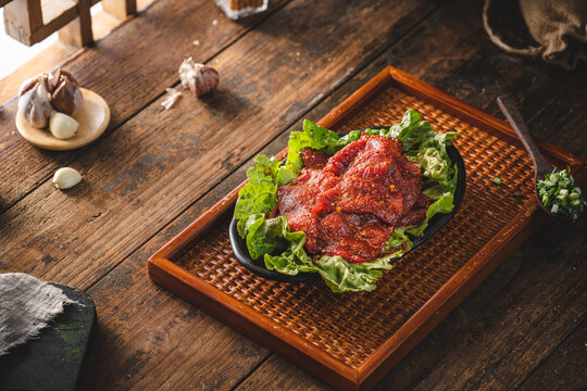 农家窗边餐桌碳烤秘制香辣牛肉