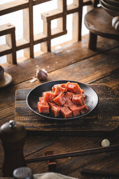 农家餐桌上的骰子牛肉粒