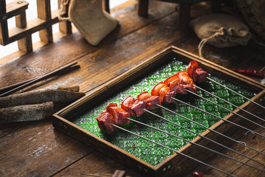 复古农家窗边红烧肉串