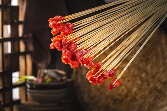 复古农家窗边牛肉串