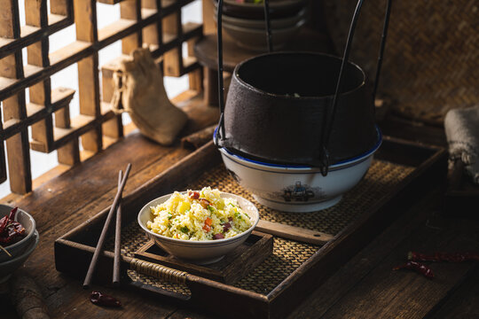 复古农家窗边吊锅洋芋饭