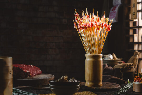 复古火锅串串麻辣烫和牛肉粒