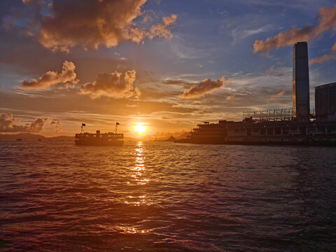 夕阳下的维多利亚港
