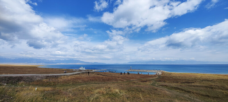 蓝天白云湖泊草地