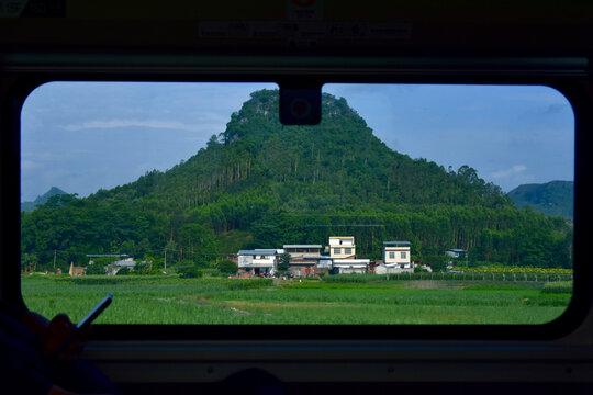 广西高铁车窗外的风景