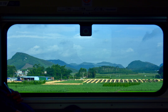 广西高铁车窗外的风景