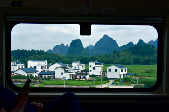 广西高铁车窗外的风景