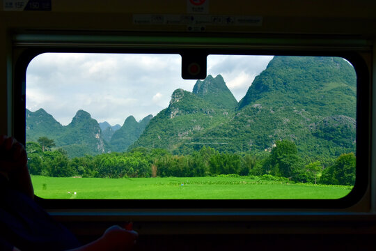 广西高铁车窗外的风景