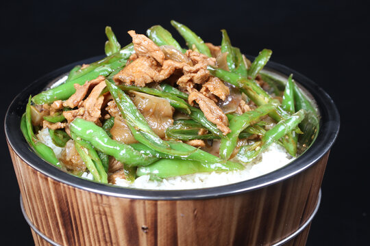 木桶青椒炒肉饭