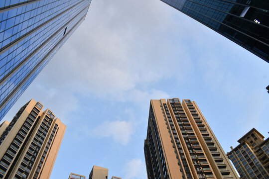 深圳现代高层办公大楼仰视蓝天