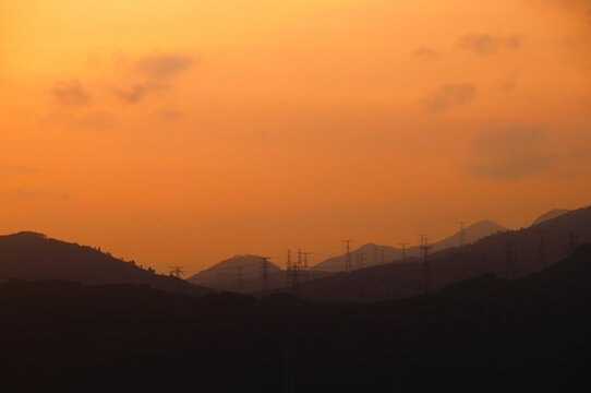 群山铁塔天空