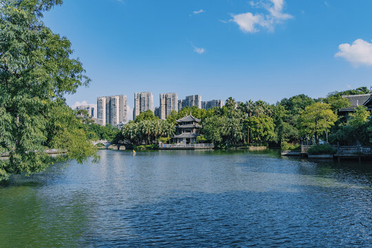 中国广西柳州柳侯公园湖景