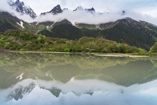 西藏甲应村梅里雪山和湖泊