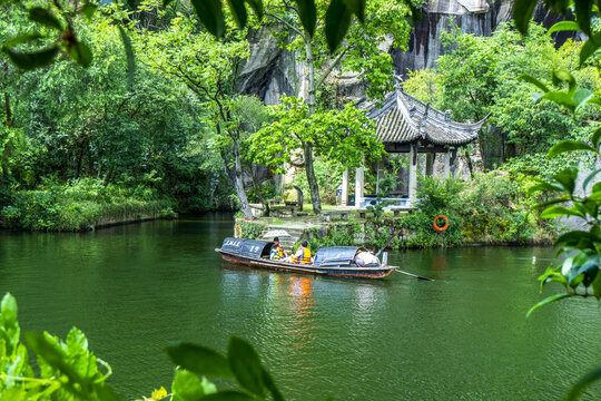 绍兴东湖乌篷船