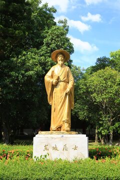 东坡笠屐铜像