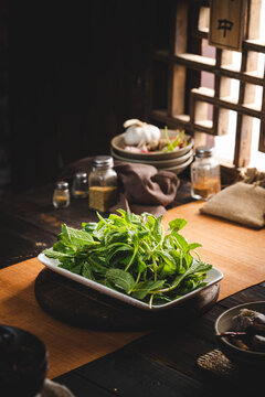 复古农家菜汤锅野菜汤锅