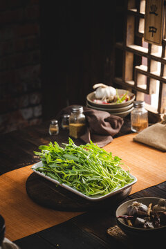 中式复古农家菜野菜汤锅