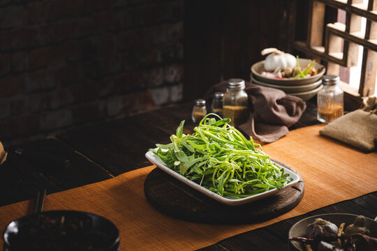 中式复古农家菜野菜汤锅