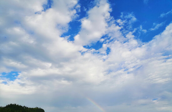 夏天雨后现彩虹放晴天空云层厚