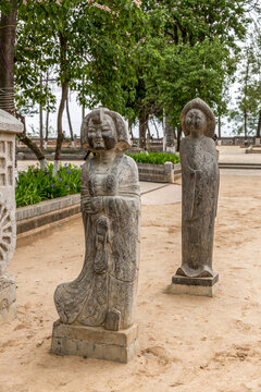 古代侍女石刻雕像