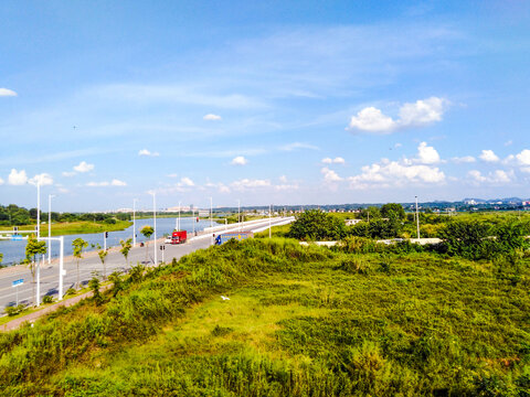 城市沿江道路风光