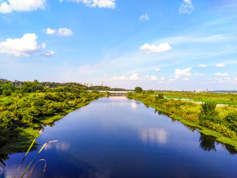 河流两岸风景