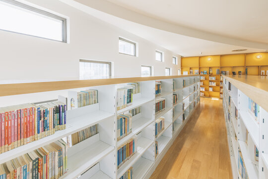 柳州市图书馆新馆两排白色书架