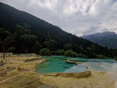 黄龙的一池碧玉甚至胜过九寨沟