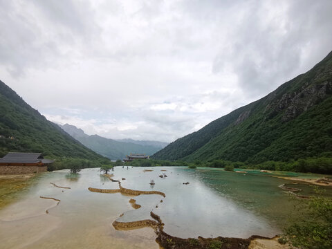 雨后的黄龙五彩池别有一番韵味