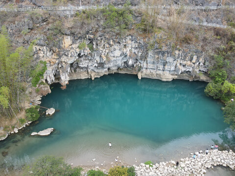 蓝宝石透彻地下水