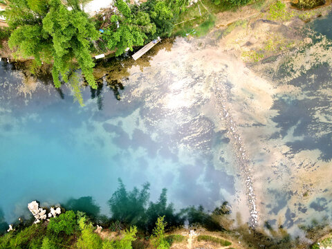 蓝宝石透彻地下水