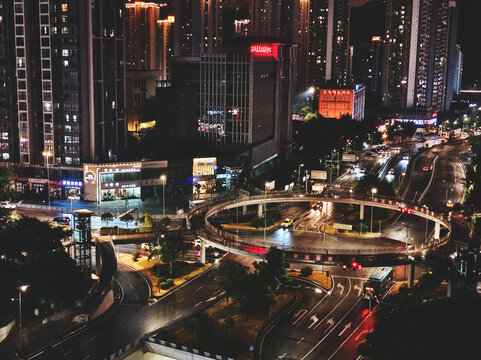 高楼大厦下的城市夜景