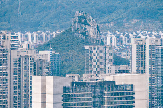 广西柳州马鹿山楼群包围的山峰