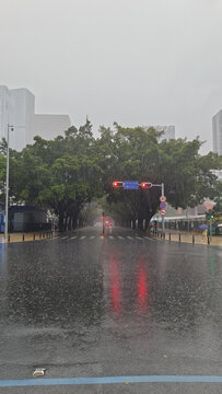 下雨天的公路